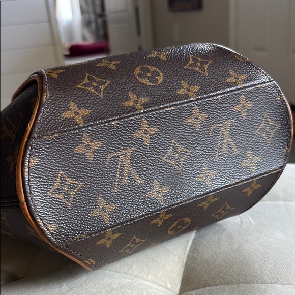Louis Vuitton Vintage Ellipse Monogram Shoulder Bag with Gold Accents MI1000 - Picture 4 of 16